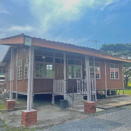 Tamteh Homestay Ayer Hitam Exteriör bild