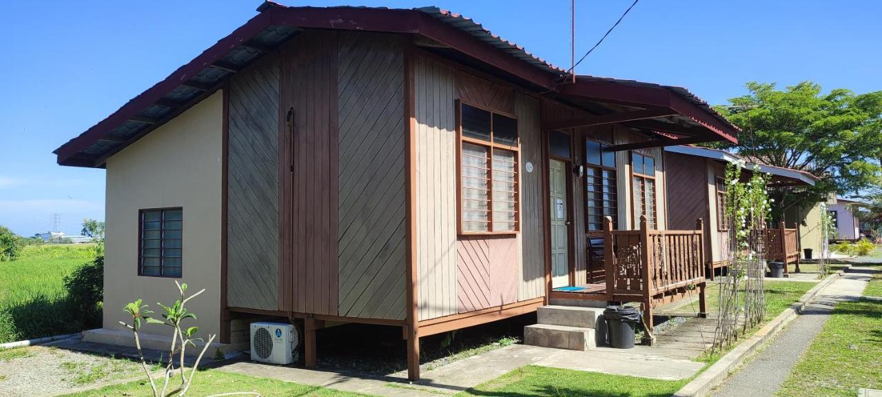 Tamteh Homestay Ayer Hitam Exteriör bild